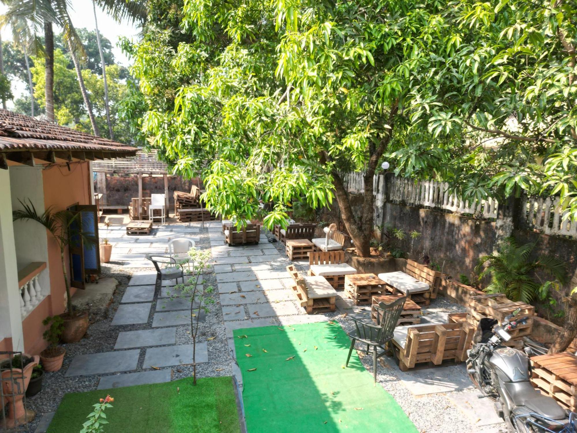 Streetmates Hostel อันจูนา ภายนอก รูปภาพ