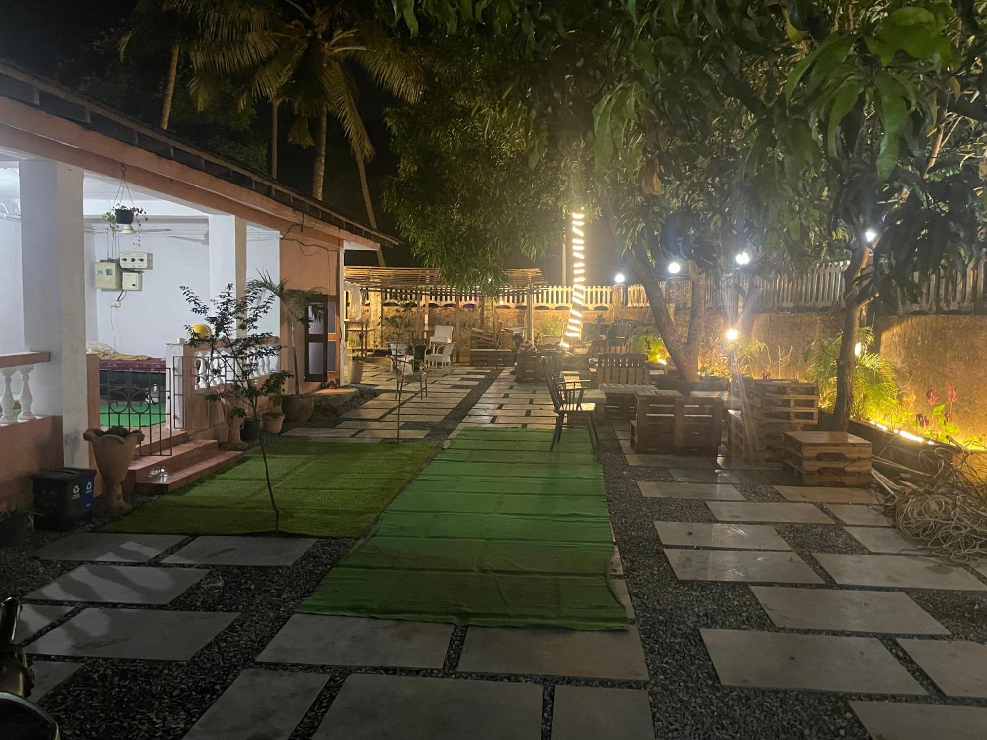 Streetmates Hostel อันจูนา ภายนอก รูปภาพ